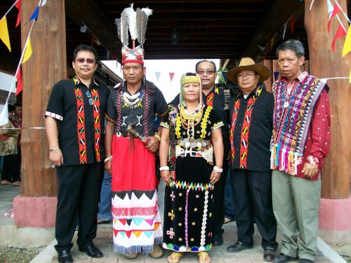 The Judges with the winner (men) of Murut Kolor ethnicity
